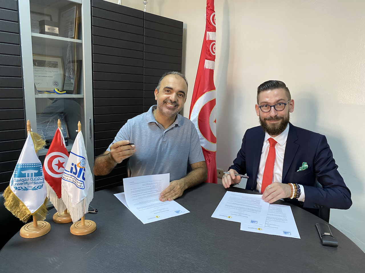 Le Directeur Ouajdi KORBAA et le Président Sébastien DHÉRINES, signant la Convention de partenariat, le 6 octobre 2022 à l’ISITCom Sousse.