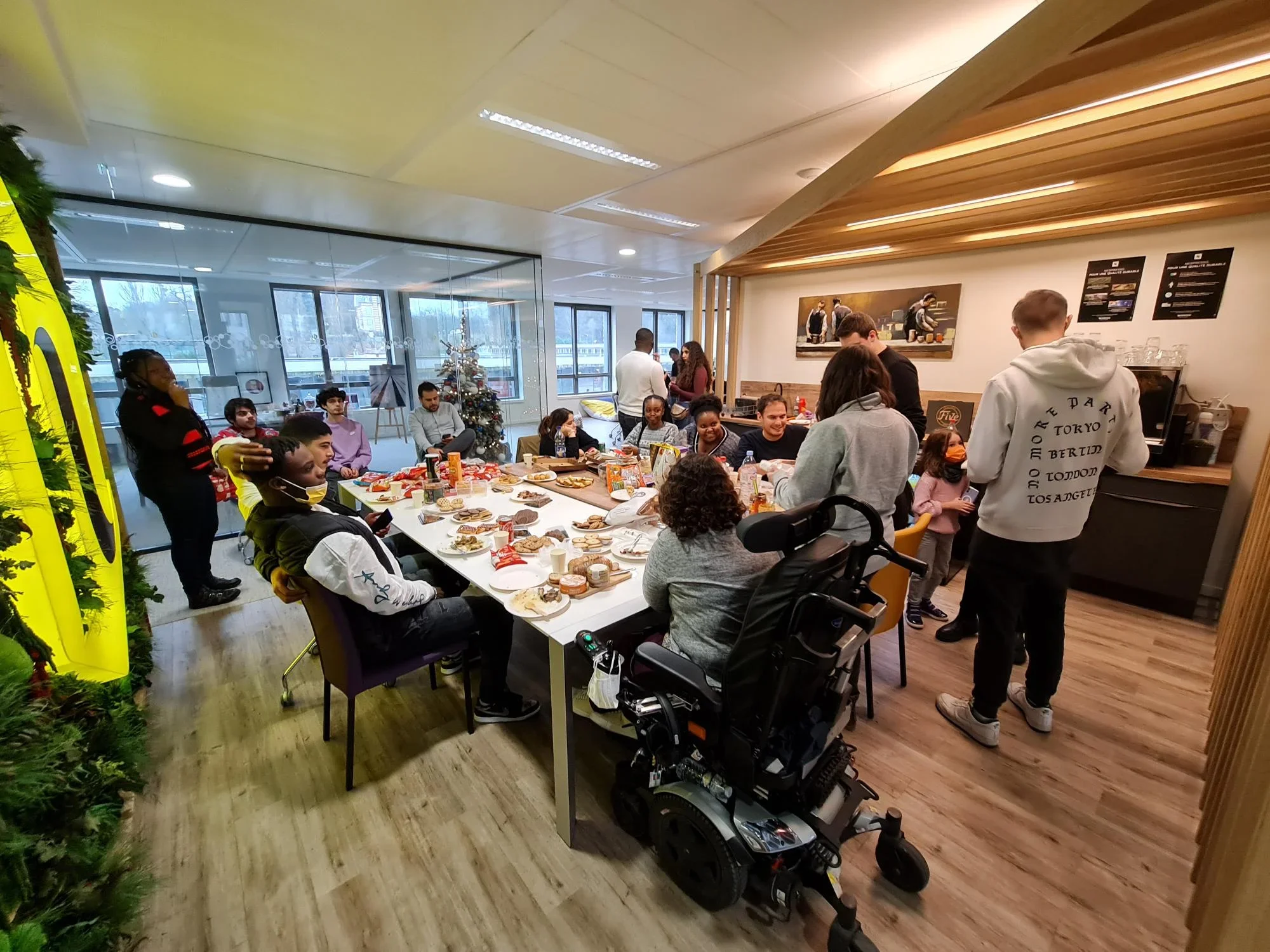 Étudiants de Versailles profitant des espaces communs