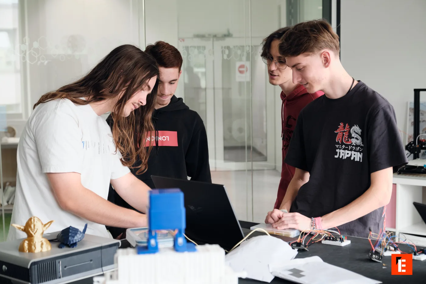 Étudiants en atelier à l'École Hexagone